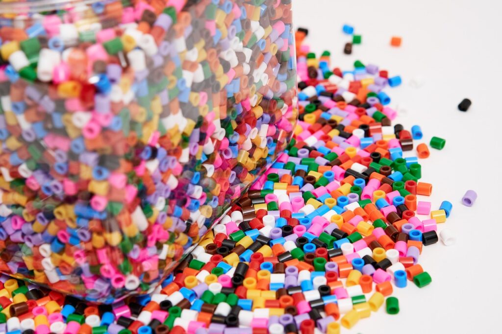 zabawa koralikami jako trening motoryki małej