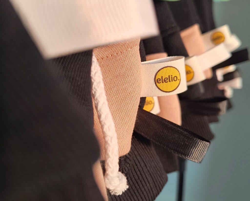 ubrania niemowlęce elelio - tasiemki sensoryczne
